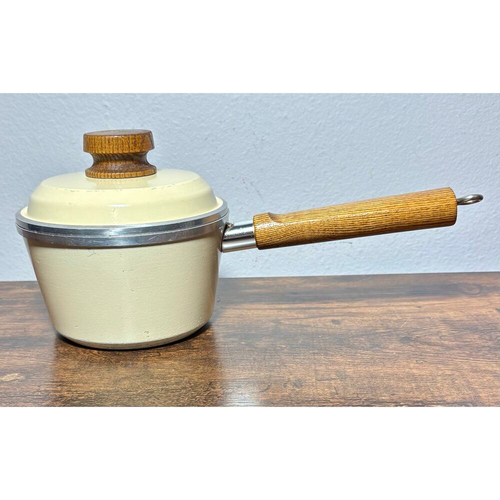 Vintage Club Classic 1 Aluminum 1 Qt Almond Stock Pot with a lid- Wood Handles